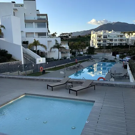 Sb311g - Modern & Well Connected 2 Bed Apartment *
